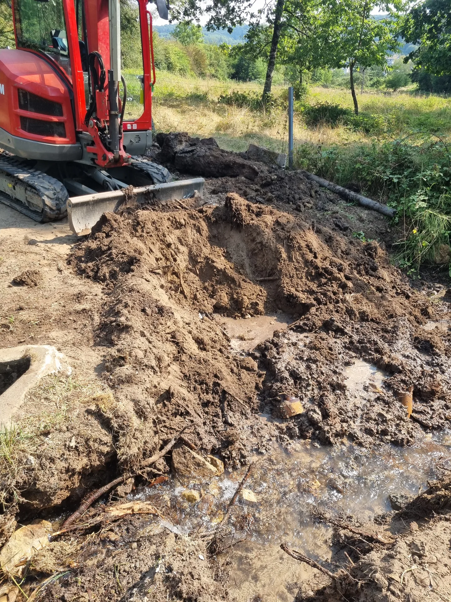Terrassement d’une berge à la mini-pelle sur un chantier Extéria Pro 57